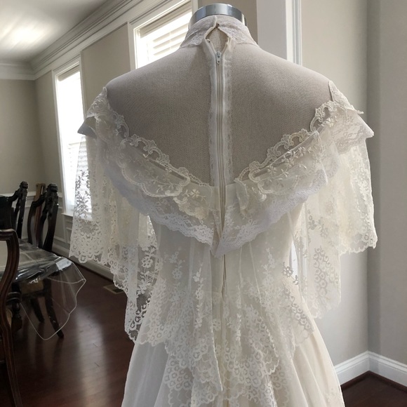 SOLD 🎈Lace Wedding Dress - Picture 5 of 16